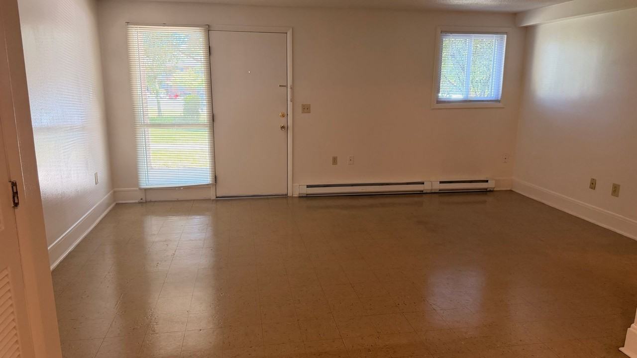 Lee st Townhouses - Photo 4 of 17