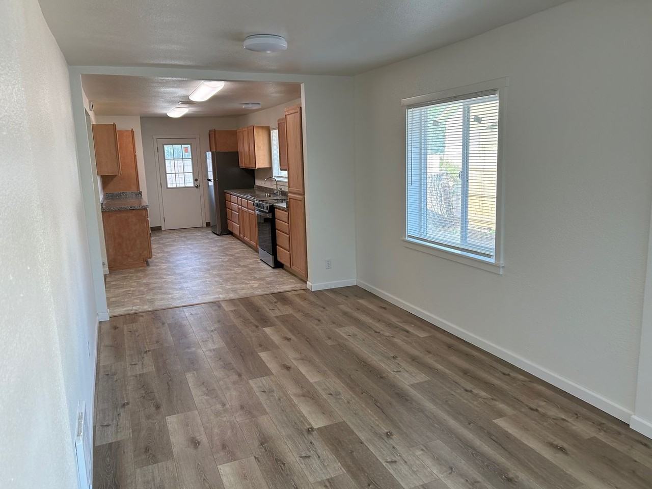 2333 White Ave - Photo 4 of 12