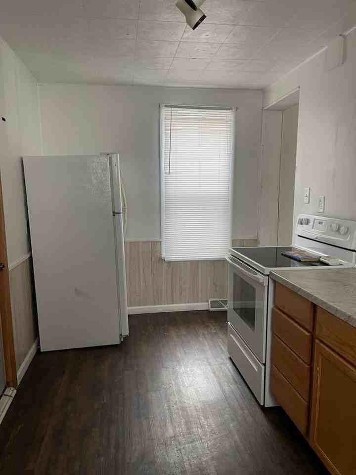 122 Edwards St - Photo 3 of 18