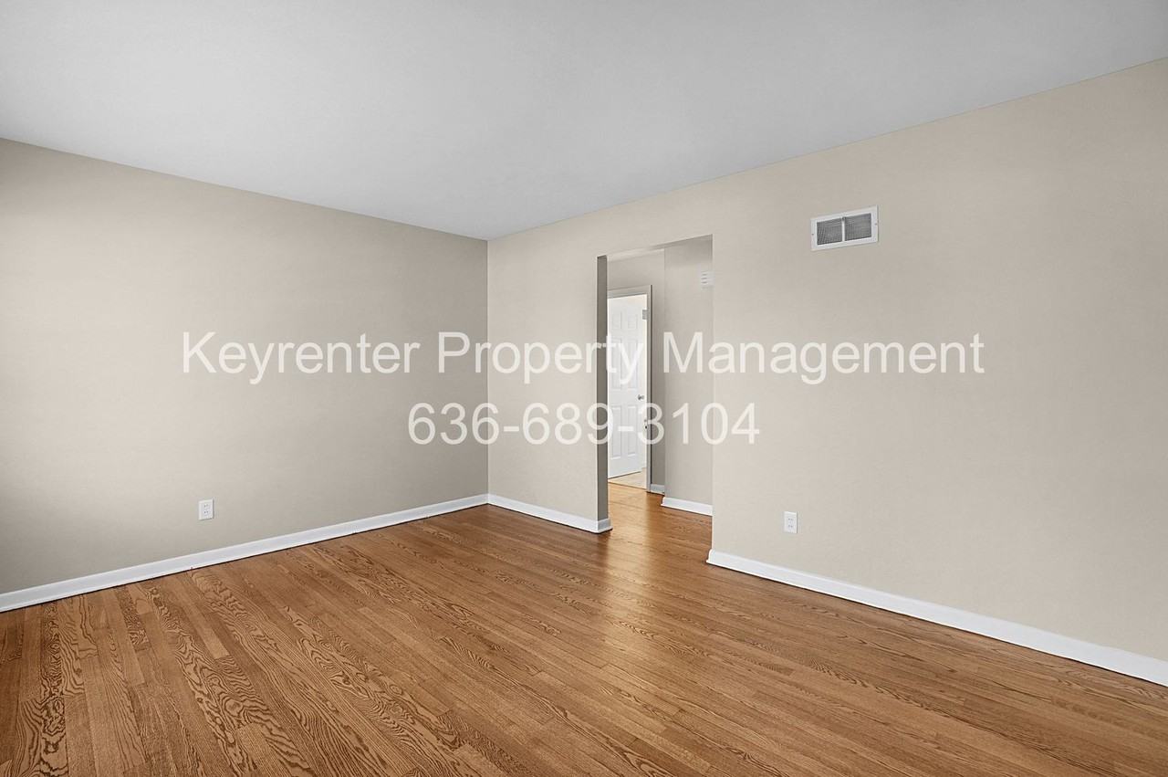 236 S Cadillac Dr - Photo 4 of 26