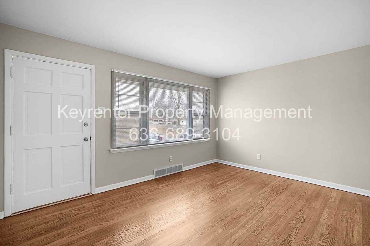 236 S Cadillac Dr - Photo 5 of 26