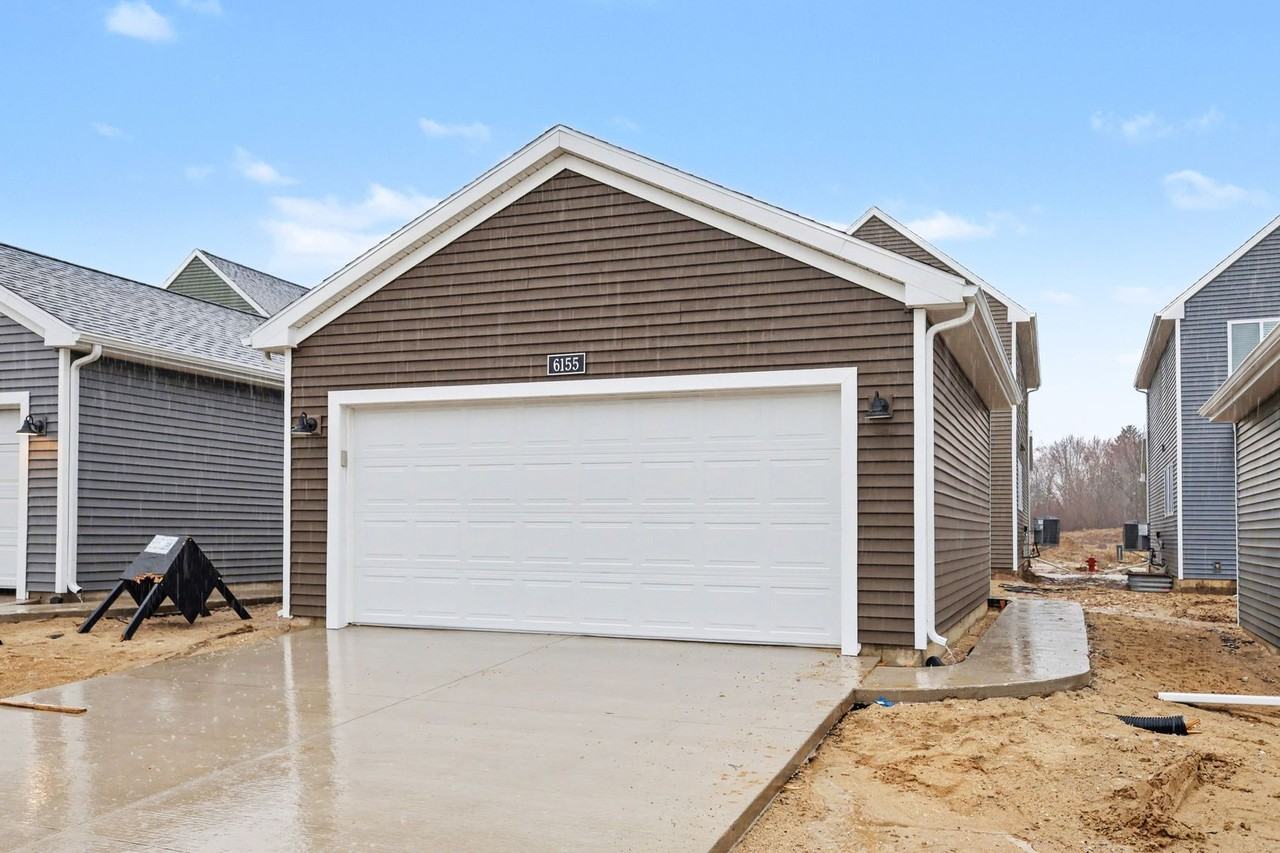 6158 Aurelius Rd - Photo 3 of 43