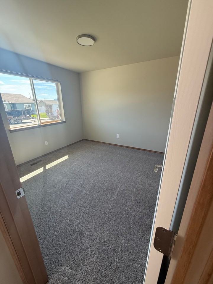 346 S Newton Ave - Photo 3 of 11