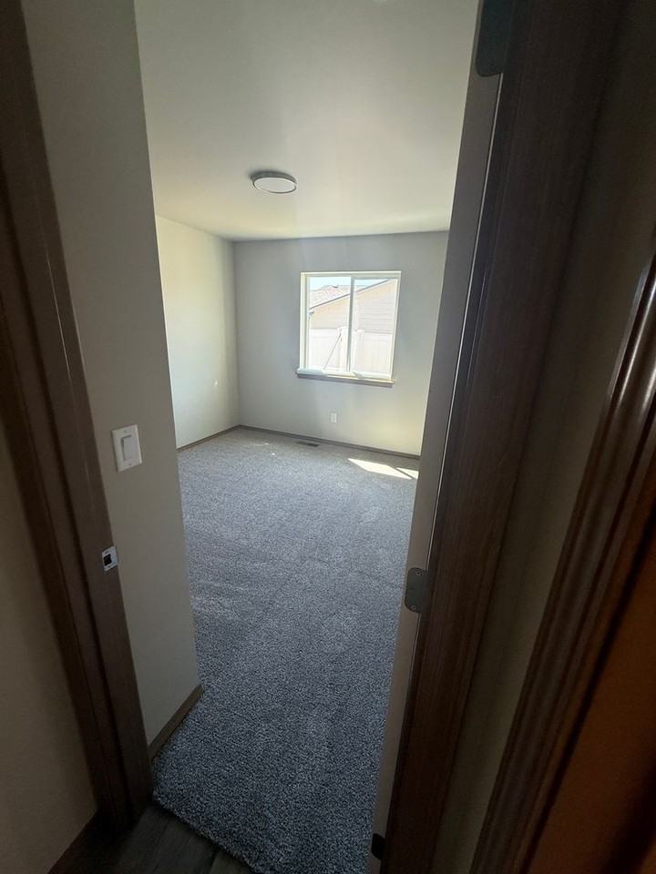 346 S Newton Ave - Photo 4 of 11