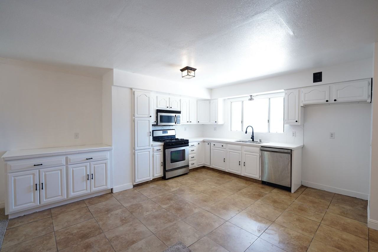 719 Esther Way - Photo 4 of 32