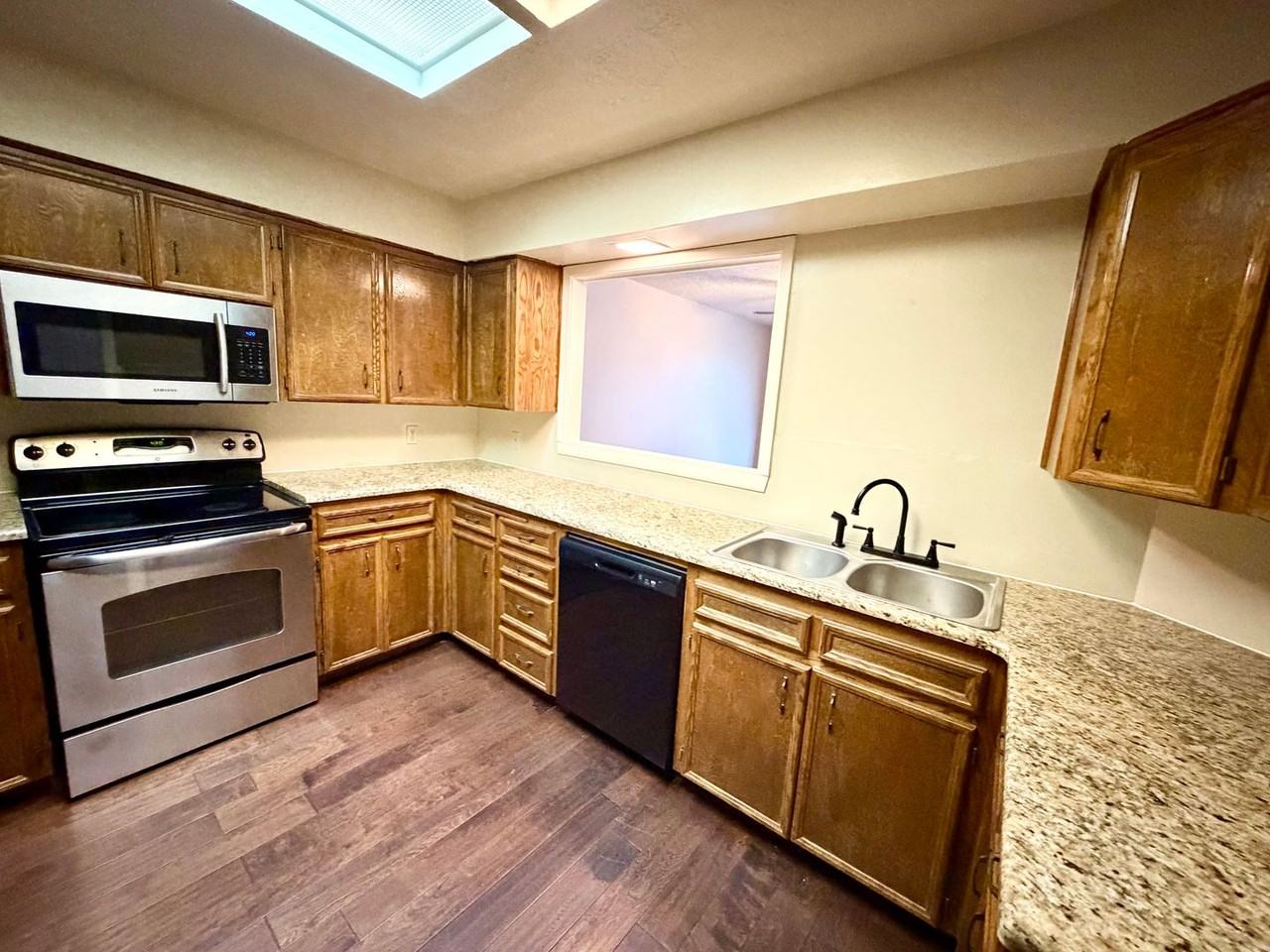 2802 Stewart Dr - Photo 2 of 21