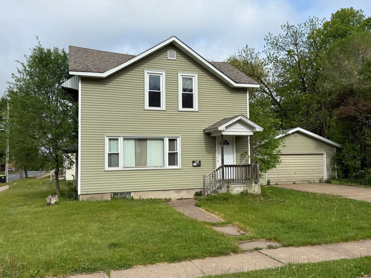 1219 8th St E - Photo 2 of 2