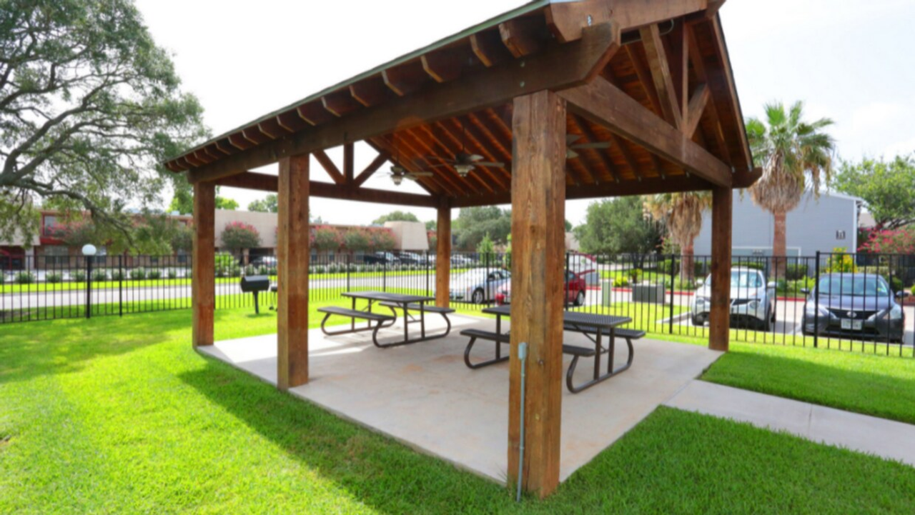 420 Shadow Park Apartments - 420 Garland Dr Lake Jackson, TX 77566 - Photo 3 of 26