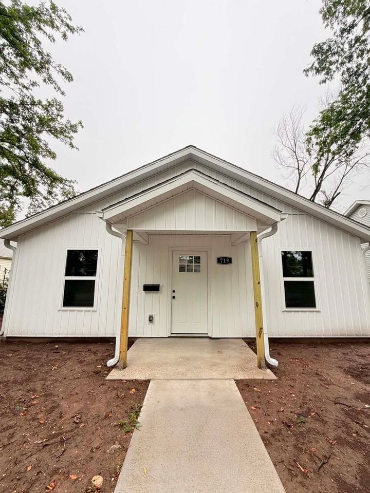 719 Ne Murphy Blvd - Photo 2 of 19