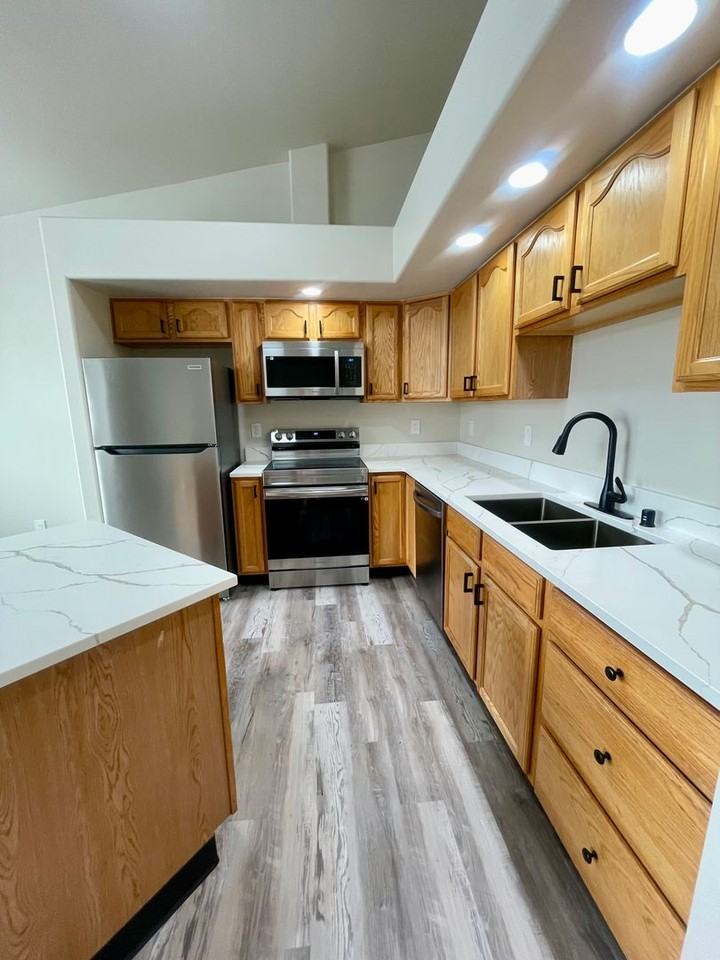 1544 State St #C - Photo 4 of 22