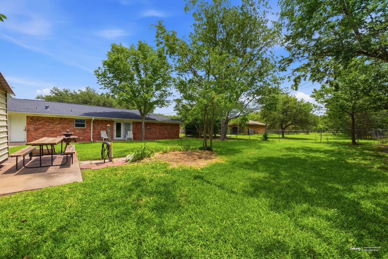 1302 Laura Ln - Photo 2 of 24
