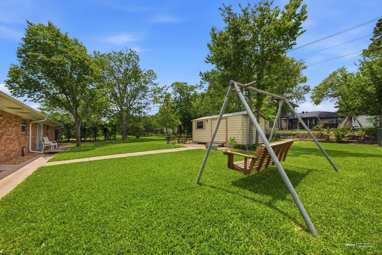 1302 Laura Ln - Photo 4 of 24
