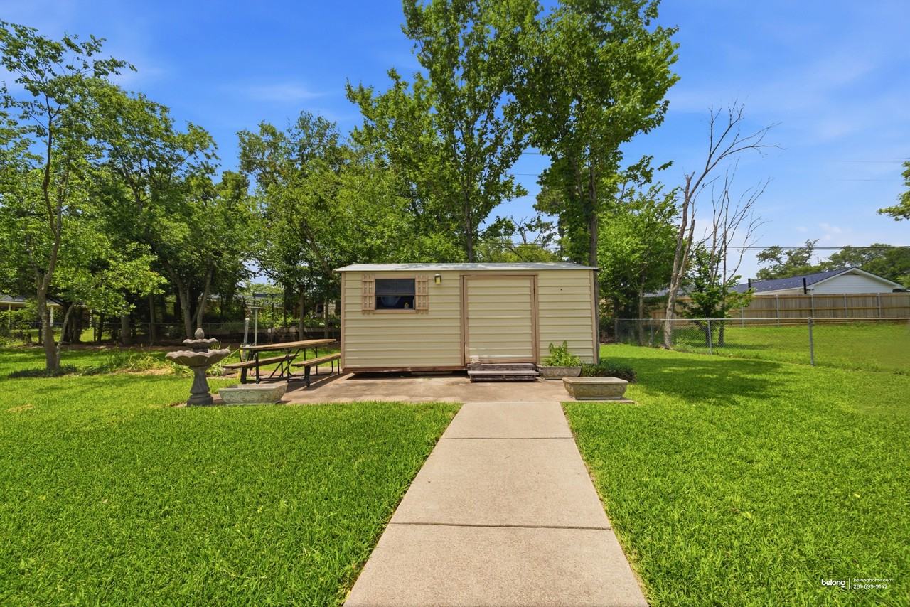 1302 Laura Ln - Photo 5 of 24