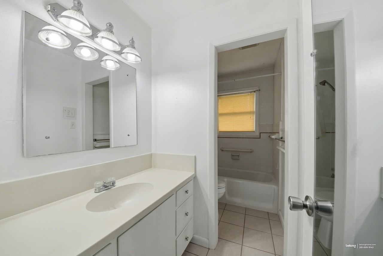 1302 Laura Ln - Photo 6 of 24