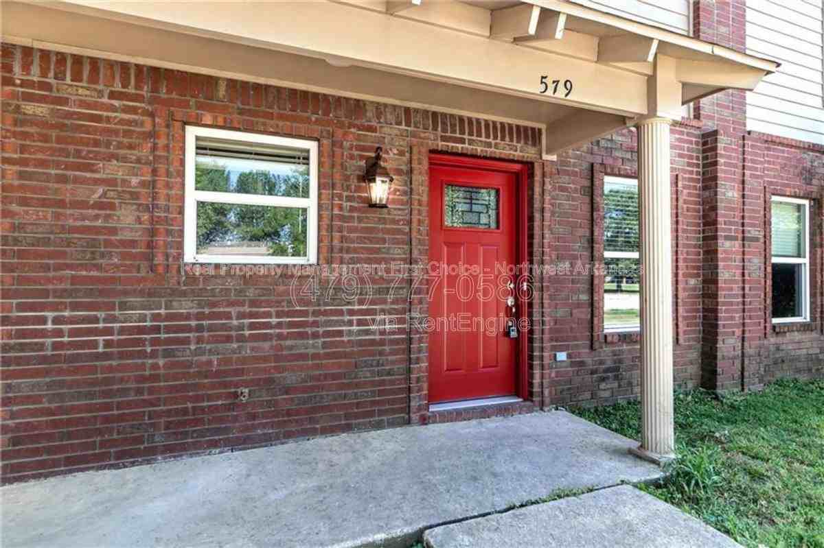 579 W Moan Pl - Photo 2 of 10
