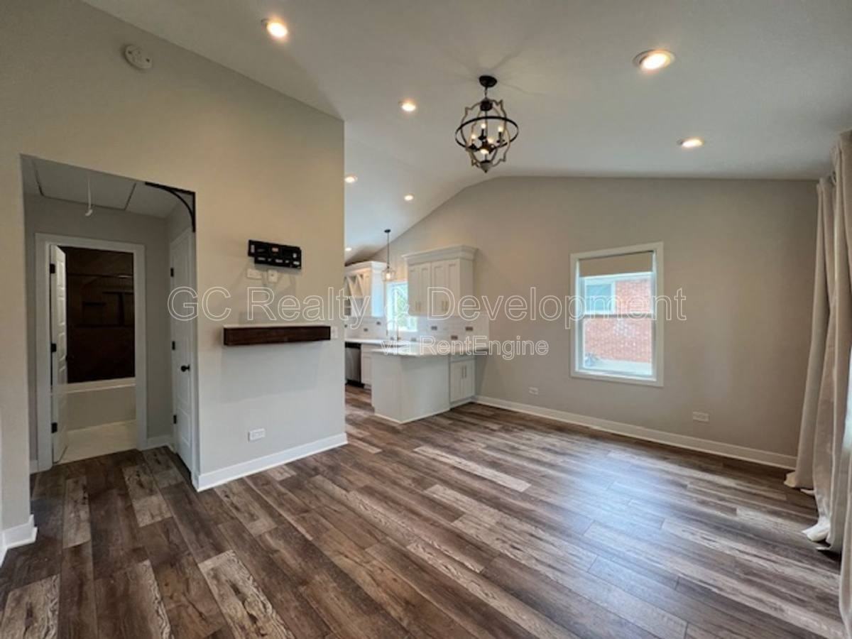 539 N Indiana St - Photo 2 of 10
