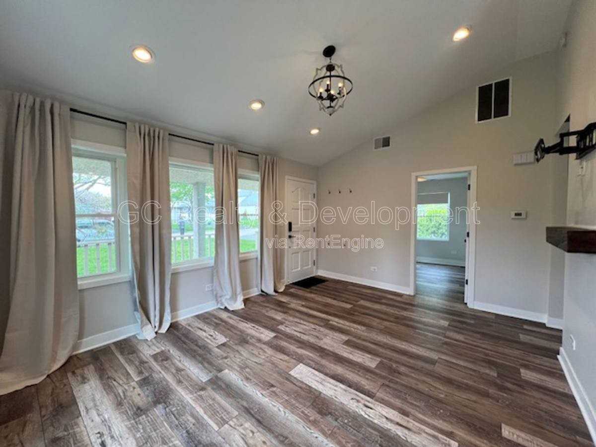 539 N Indiana St - Photo 3 of 10