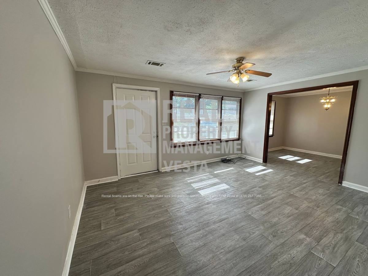 4085 Southview Dr - Photo 2 of 10