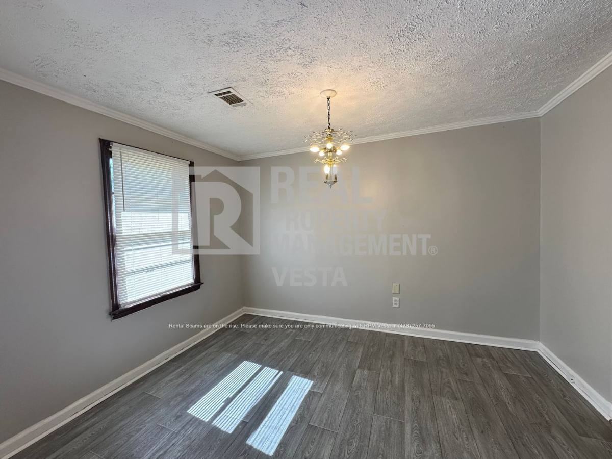 4085 Southview Dr - Photo 3 of 10