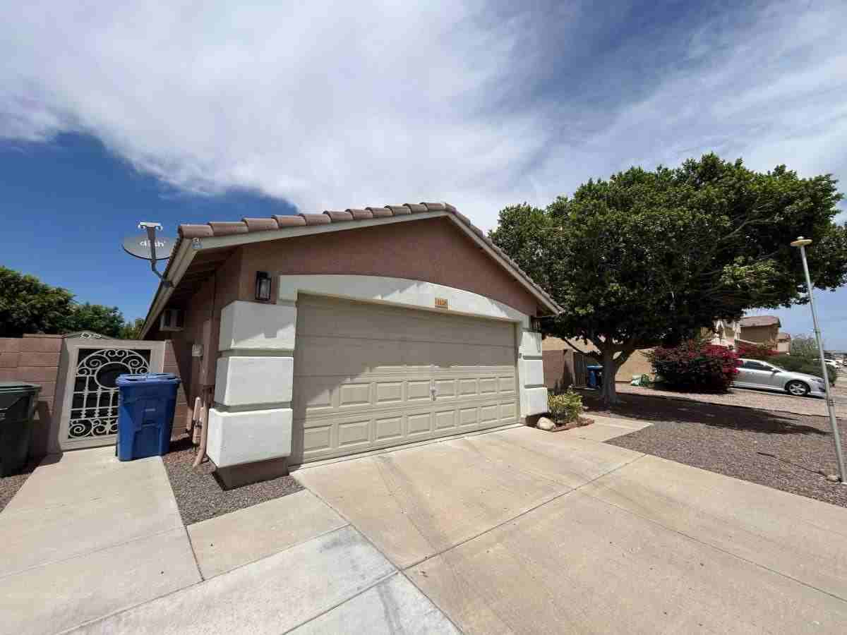 3126 W Zachary Dr - Photo 2 of 10