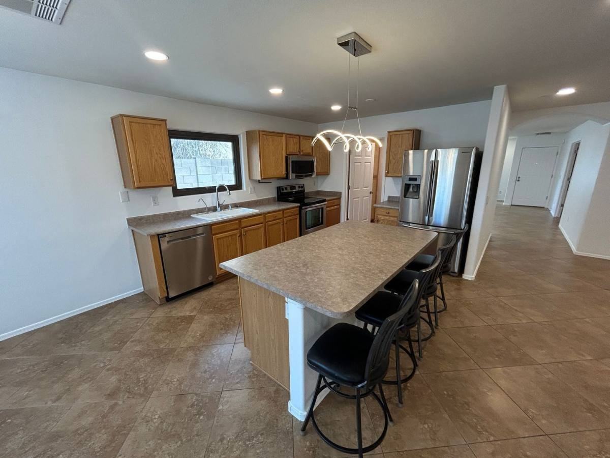 3126 W Zachary Dr - Photo 3 of 10