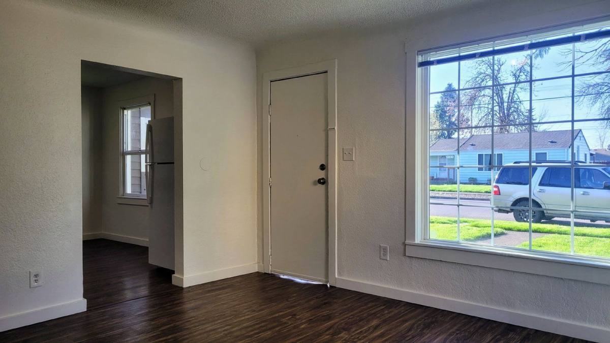 2680 E St - Photo 3 of 10