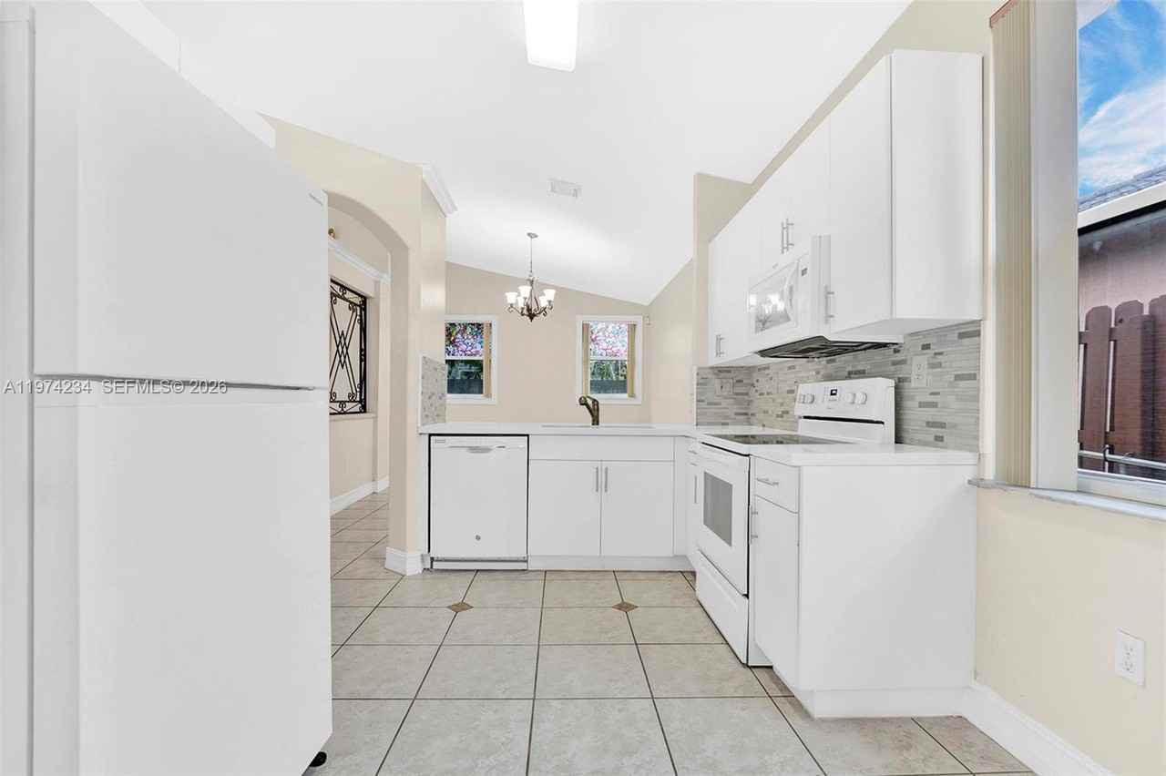 9437 Sw 183rd Ter - Photo 4 of 15
