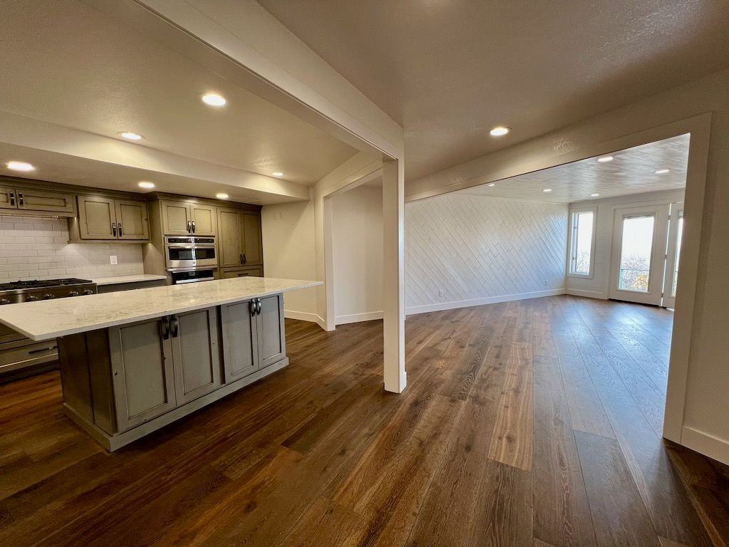 425 Lakeview Way - Photo 3 of 36