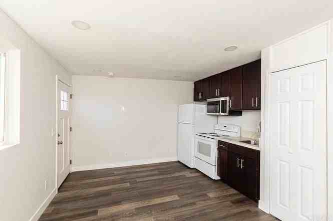 1022 41st St - Photo 2 of 16