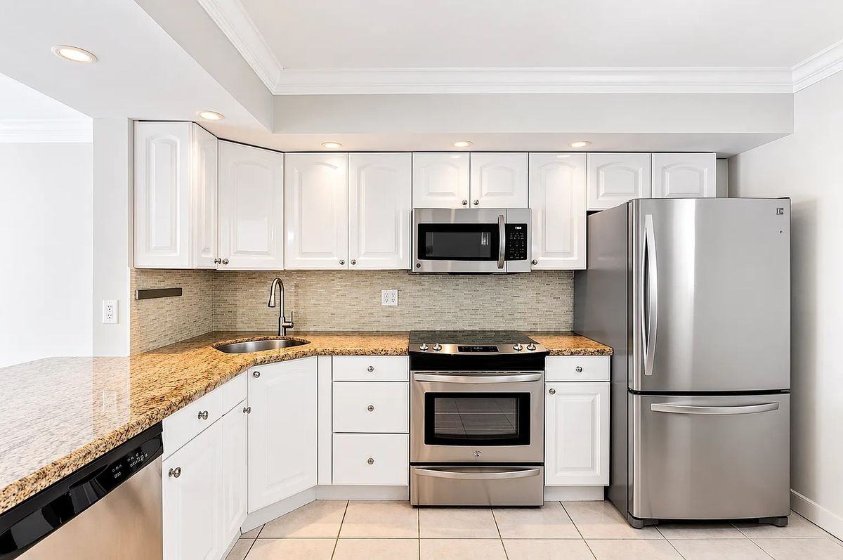 3111 Ne 51st St ##301 - Photo 4 of 10