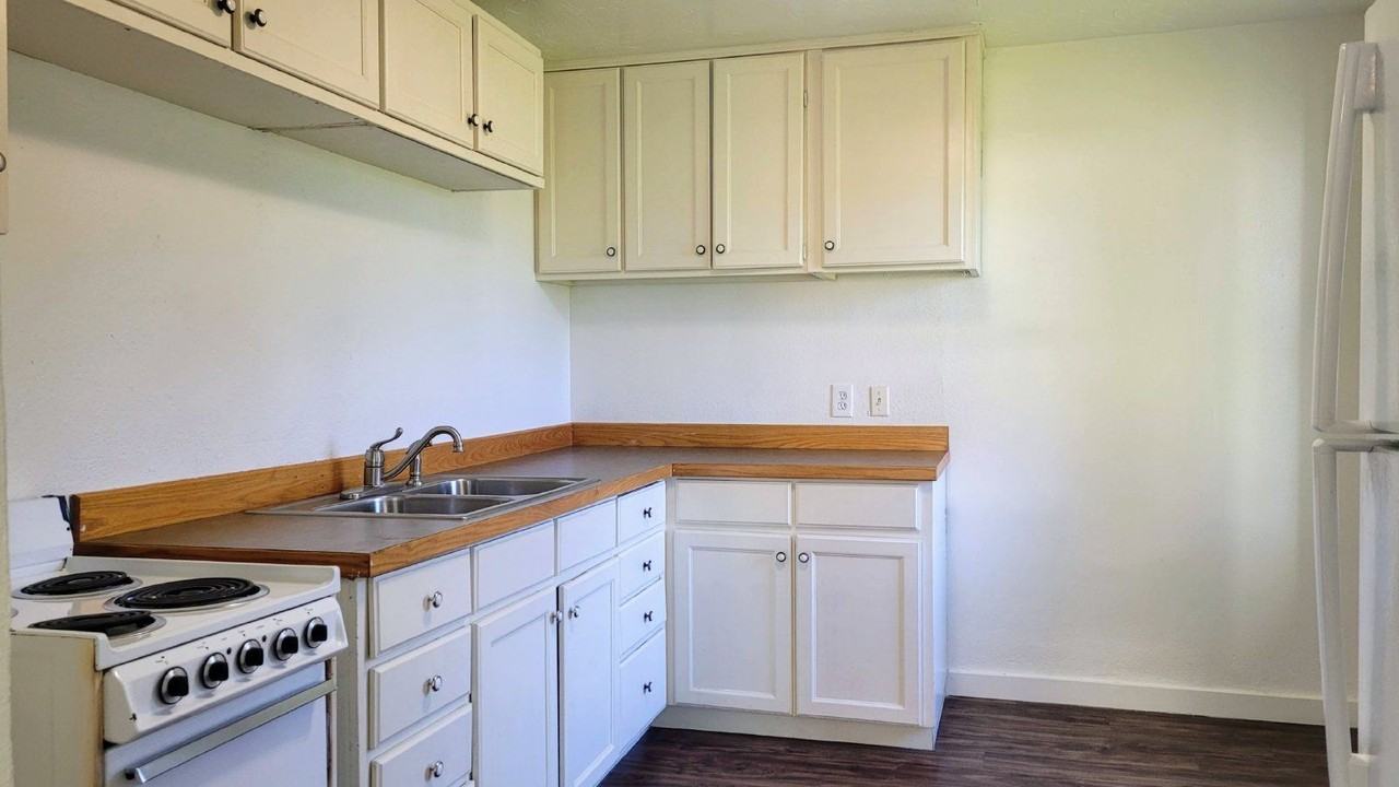 2680 E St - Photo 6 of 13