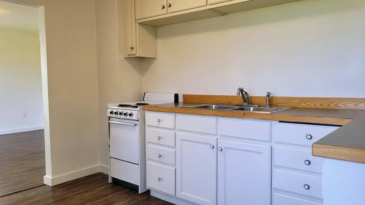 2680 E St - Photo 7 of 13