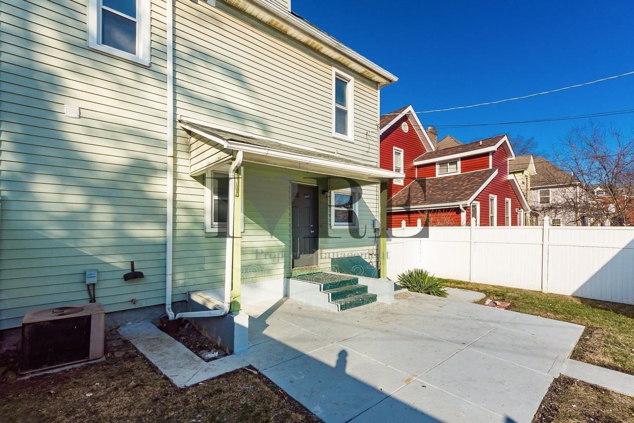 158 Dakota Ave - Photo 5 of 42