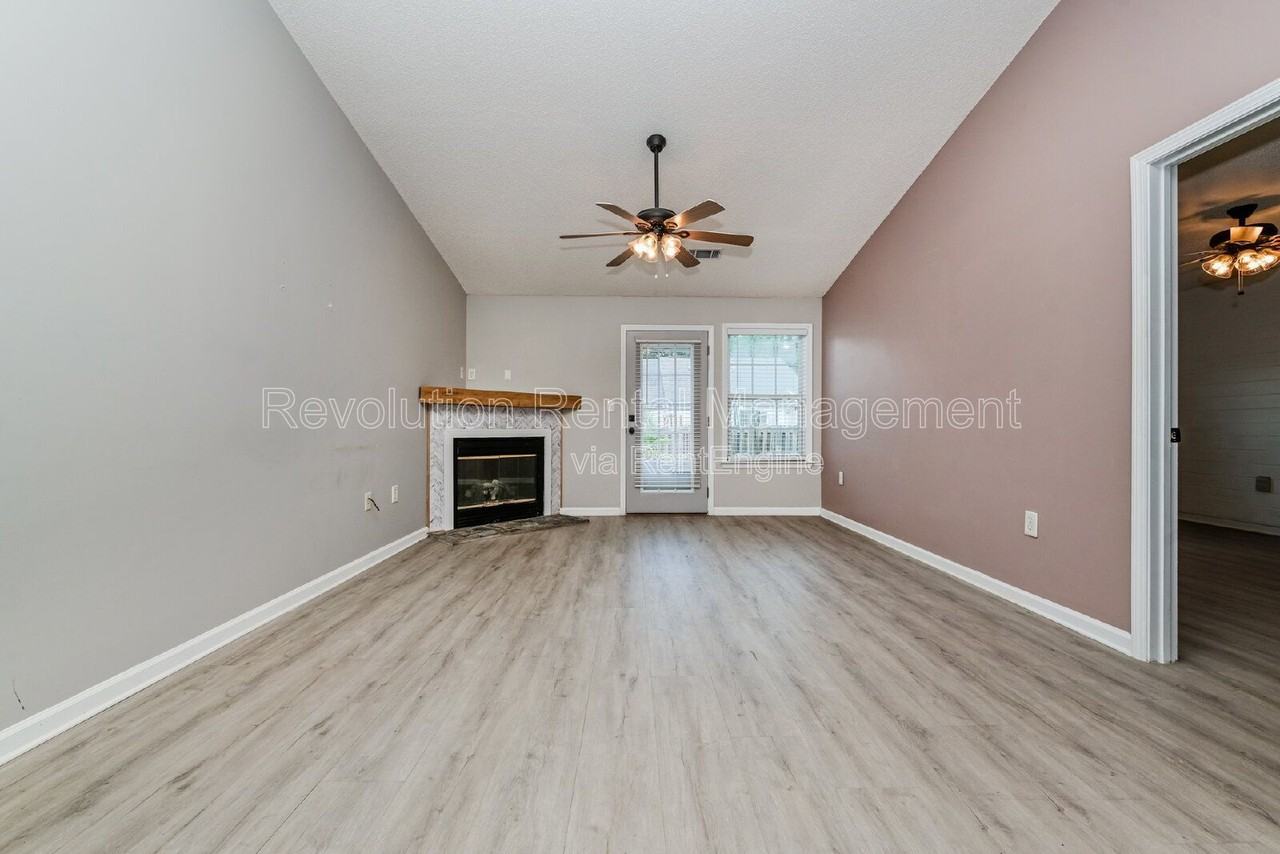 1740 Summerwoods Ln - Photo 3 of 16