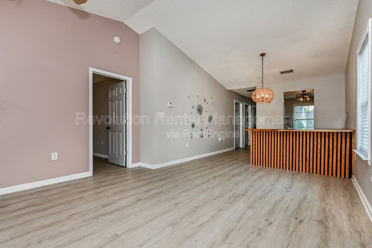 1740 Summerwoods Ln - Photo 4 of 16