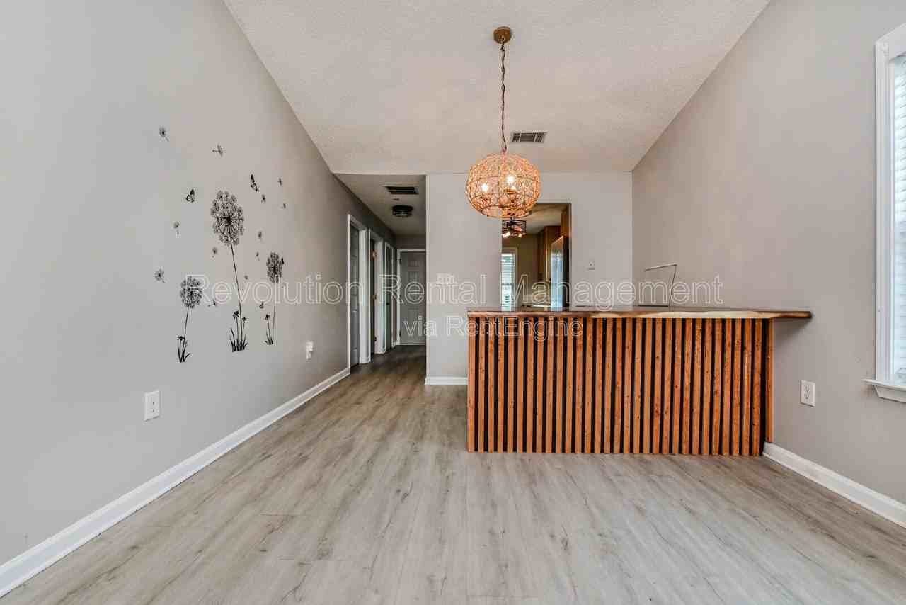 1740 Summerwoods Ln - Photo 5 of 16