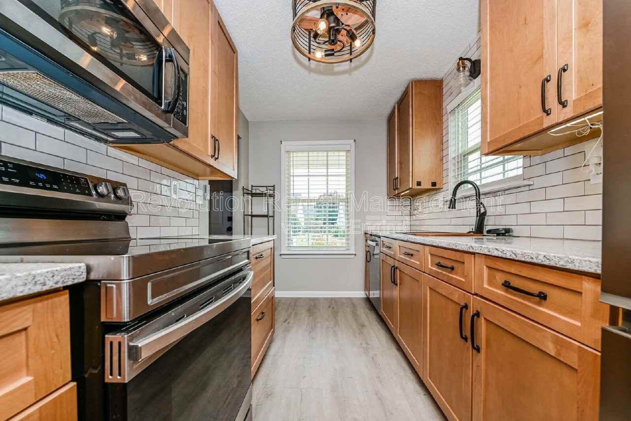 1740 Summerwoods Ln - Photo 7 of 16