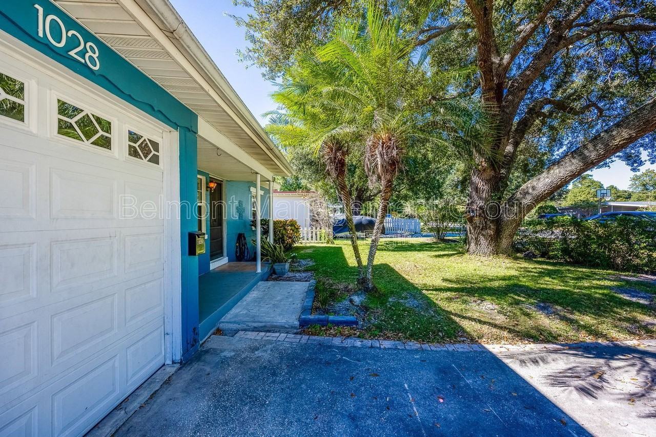1028 Canovia Ave - Photo 4 of 15