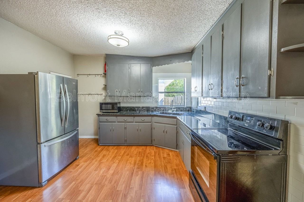 1028 Canovia Ave - Photo 6 of 15