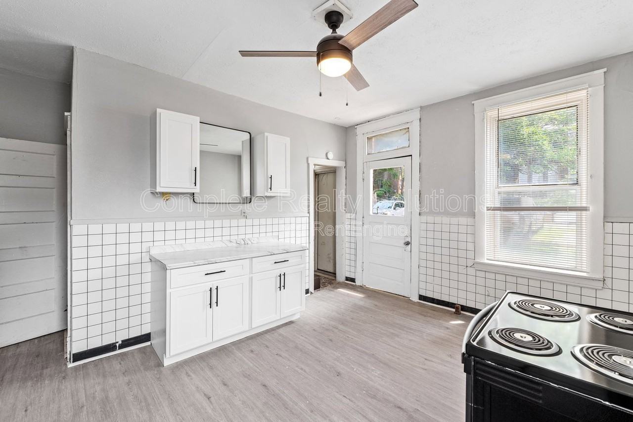 4222 S 38th St #4222 - Photo 3 of 30