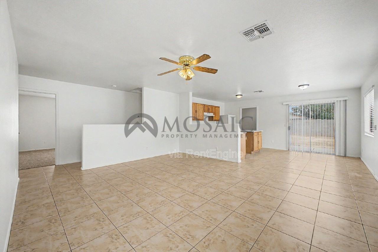 1004 E Cowboy Cove Trl - Photo 2 of 25