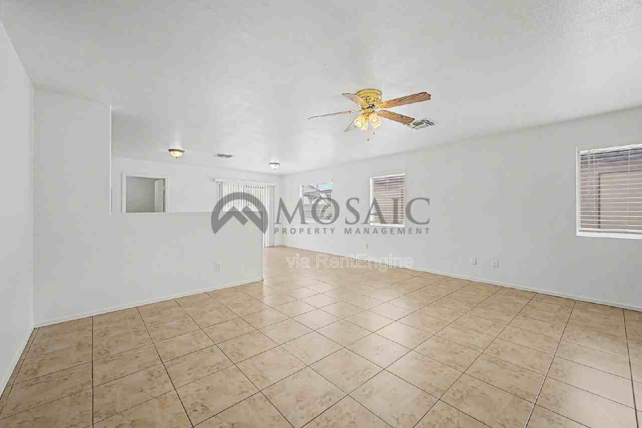 1004 E Cowboy Cove Trl - Photo 3 of 25