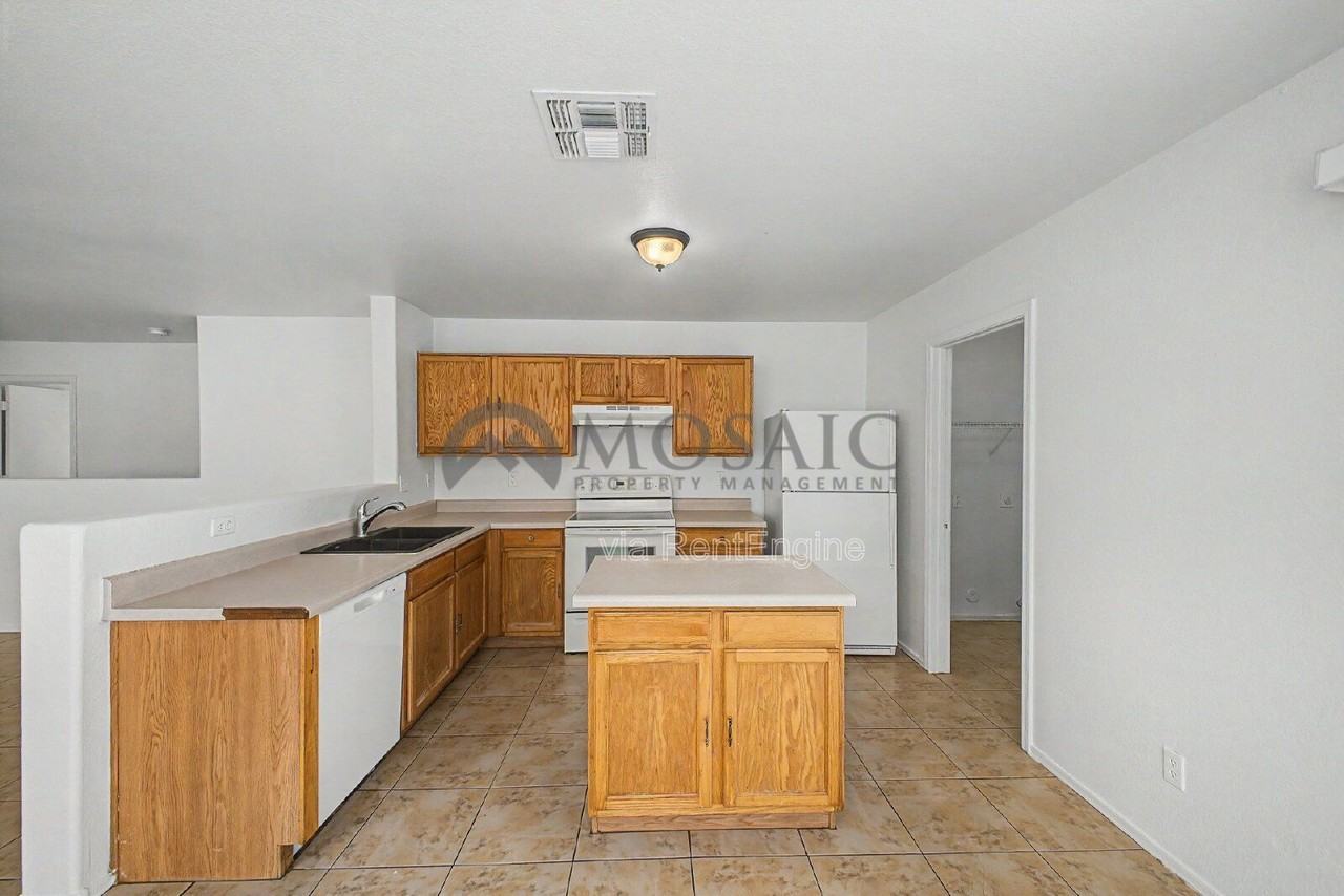 1004 E Cowboy Cove Trl - Photo 6 of 25
