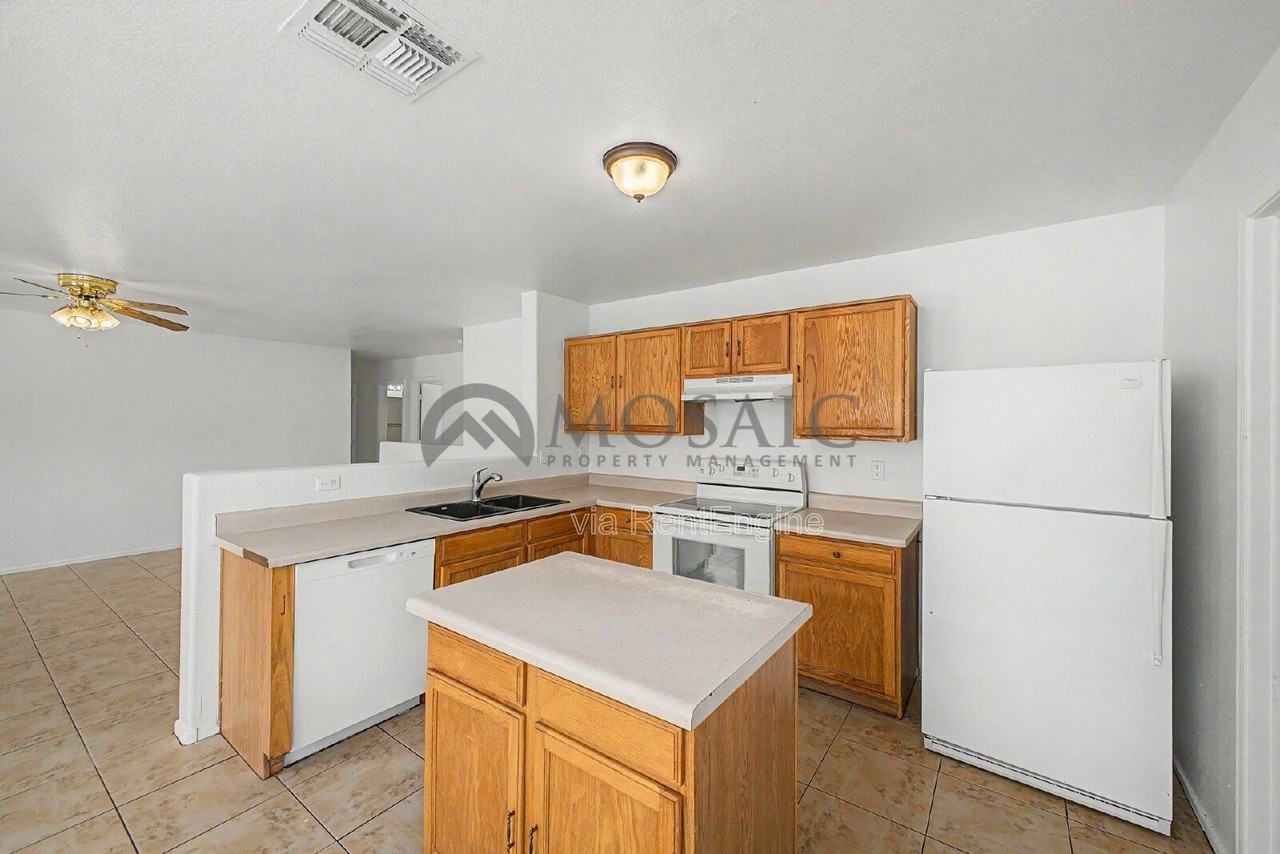 1004 E Cowboy Cove Trl - Photo 7 of 25