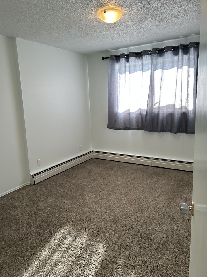3607 118 Ave Nw - Photo 3 of 6