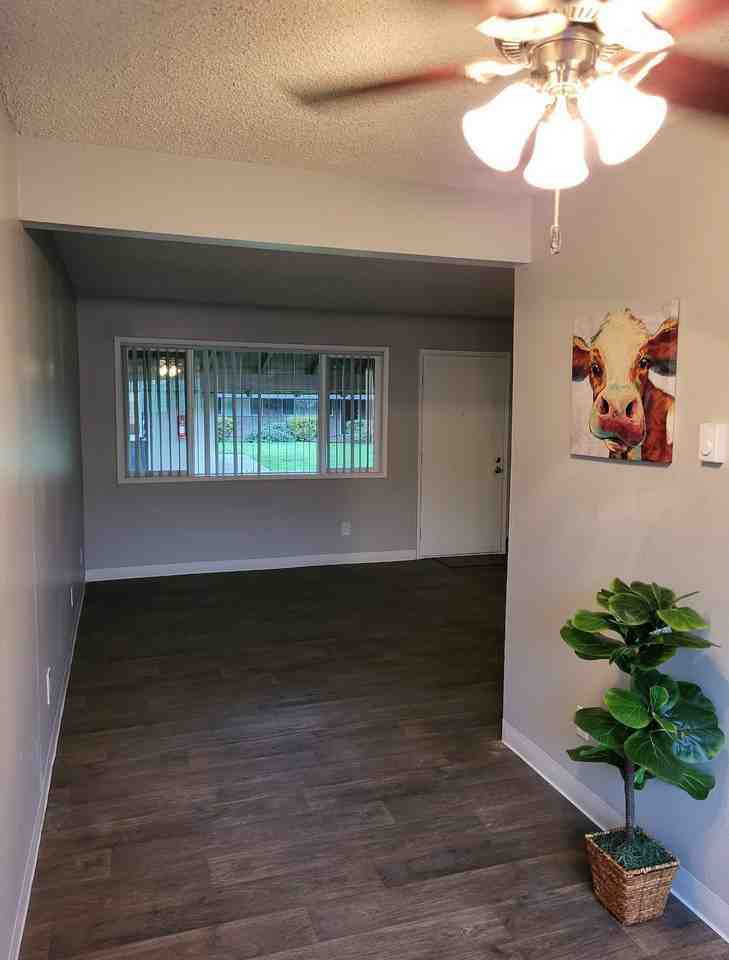 Townhouse Square Apartments - Photo 4 of 24