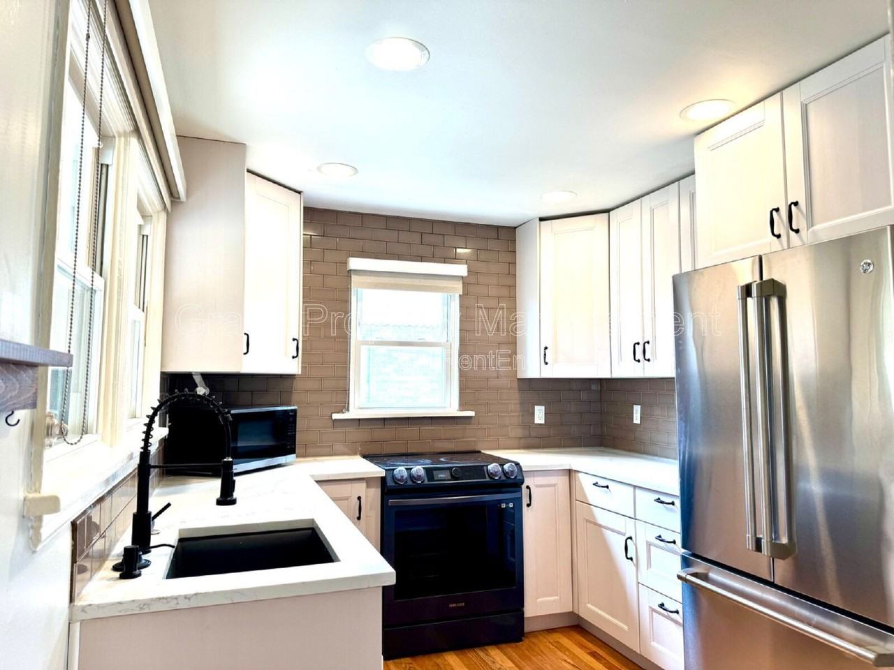 2970 Locust St - Photo 5 of 29