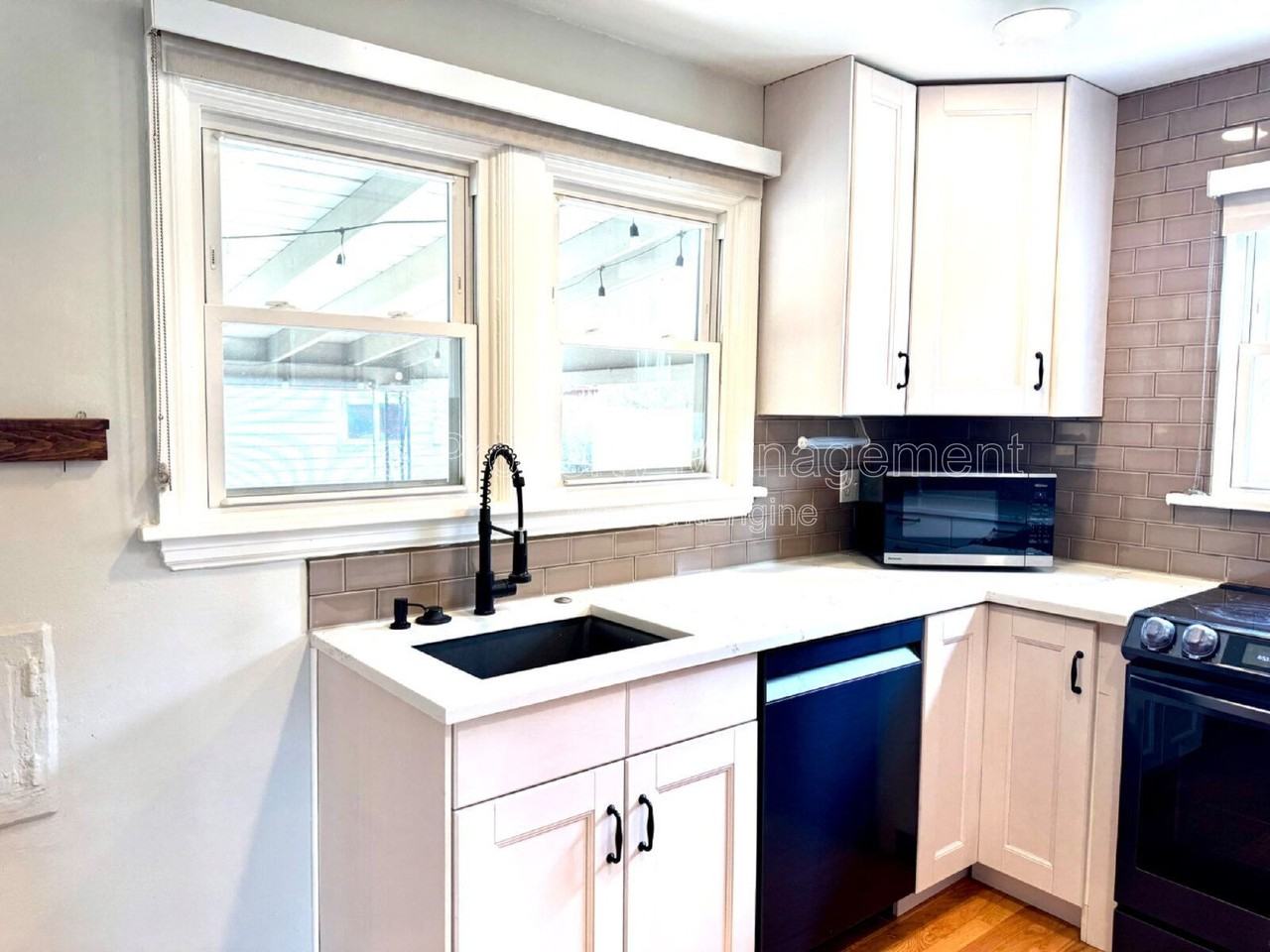 2970 Locust St - Photo 6 of 29