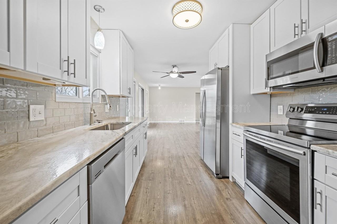 24955 Lakeland St - Photo 2 of 11