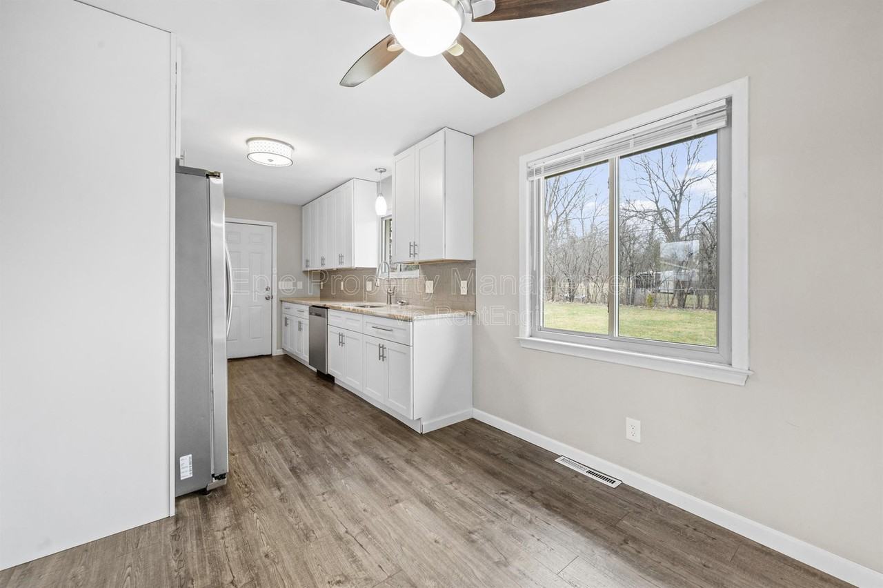 24955 Lakeland St - Photo 3 of 11